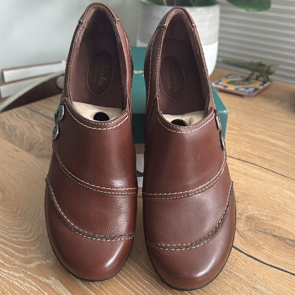 Clarks Dark Brown Leather Clogs with Button Detail - Picture 3 of 11